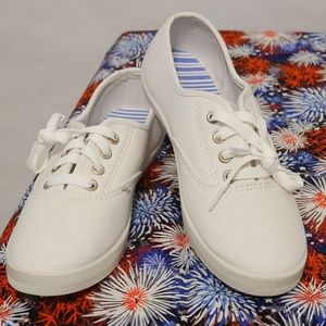 NWT SIZE 6 CASUAL SNEAKERS - 1068DD